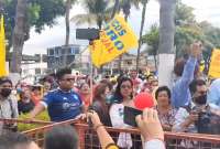 Aglomeración y empujones en la inscricpión de candidatos en Guayaquil