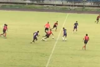 Un perro fue el protagonista de un partido de fútbol por su jugada defensiva.