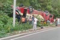 El bus perdió pista y se volcó