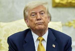 Trump fue evaluado por su equipo médico tras presentar de insuficiencia venosa.