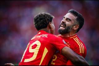 Dani Carvajal (der.) festeja el tercer gol de España con Lamine Yamal (izq.), en el duelo disputado en Berlín.