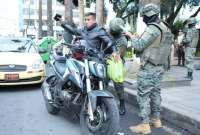 Policías y militares refuerzan los controles de seguridad en Ambato. 