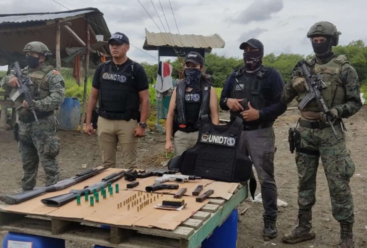 Fuerzas Armadas del Ecuador on X: #Guayas En Bastión Popular al norte de  #Guayaquil, durante una operación de control de armas, efectivos de las  @FFAAECUADOR decomisaron: 🔸01 Arma traumática 🔸07 Municiones cal.