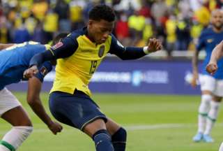 Gonzalo Plata sortea la marca de los brasileños, en el estadio Rodrigo Paz