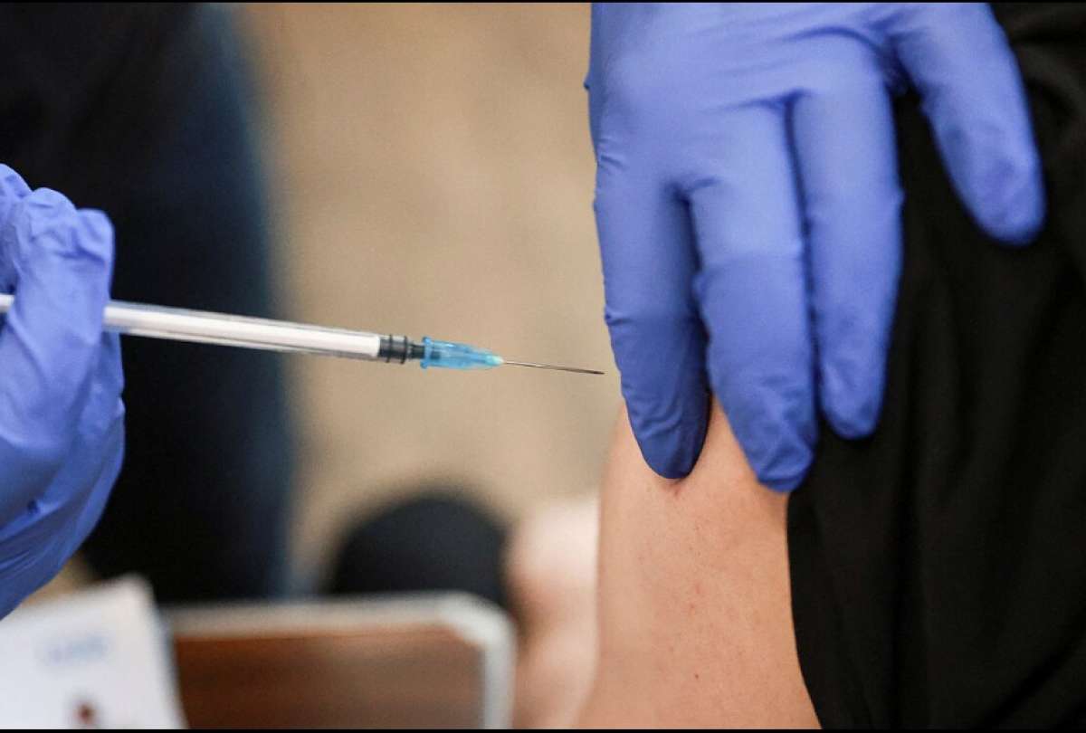 Se adelanta el tiempo de vacunación de refuerzo para la primera línea