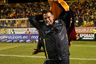 César Farías guió al Aucas al triunfo en el estadio Monumental.