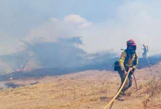 Los bomberos trabajan con 128 efectivos y 45 vehículos para sofocar los incendios. 