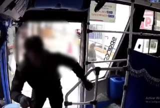 En Quito se registraron varias capturas de personas que realizaban actos ilícitos. Uno se dio en un bus. 