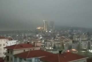 Espesa nube negra cubrió el cielo de Estambul