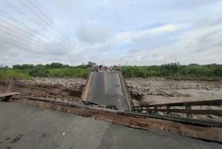 La tarde de este domingo, 21 de abril, colapsó un puente en el sector Manuel J. Calle de la Troncal, provincia del Cañar.