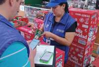 En una comercializadora identificaron que las galletas de animalitos y los caramelos eran reenvasados. El local fue clausurado.