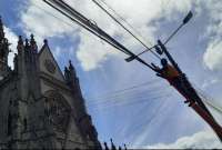 Más de 5.000 metros de cable sin utilidad serán retirados del Centro Histórico de Quito.