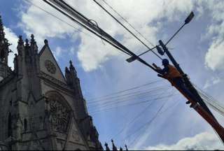 Más de 5.000 metros de cable sin utilidad serán retirados del Centro Histórico de Quito.