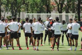 Pablo Marini (centro) conversa con los jugadores de Liga en el complejo de Pomasqui