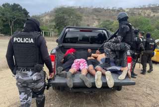 La Policía Nacional capturó a alias &quot;La Parcera&quot;, supuesta cabecilla  del grupo armado &#039;Los Choneros&#039;, junto a nueve integrantes más, tras un enfrentamiento en Puerto López, Manabí.