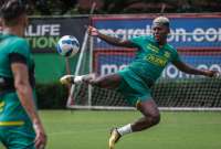 Gabriel Cortez remata al arco, durante un entrenamiento en Guayaquil