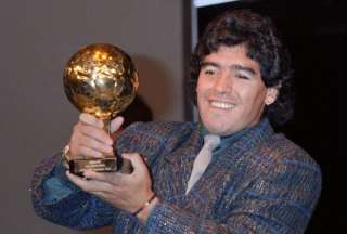 Autoridades de justicia tomaron medidas para que no se venda el Balón de Oro del ídolo de Argentina, Maradona. 