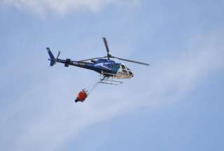 La Policía Nacional ha destinado efectivos y un helicóptero para el control de los incendios. 