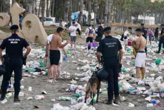 Así quedó la playa de La Malagueta, en Málaga, tras las festividades por el inicio del verano.