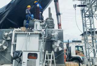 Un fallo en la línea de transmisión eléctrica generó una desconexión en cascada en Ecuador.