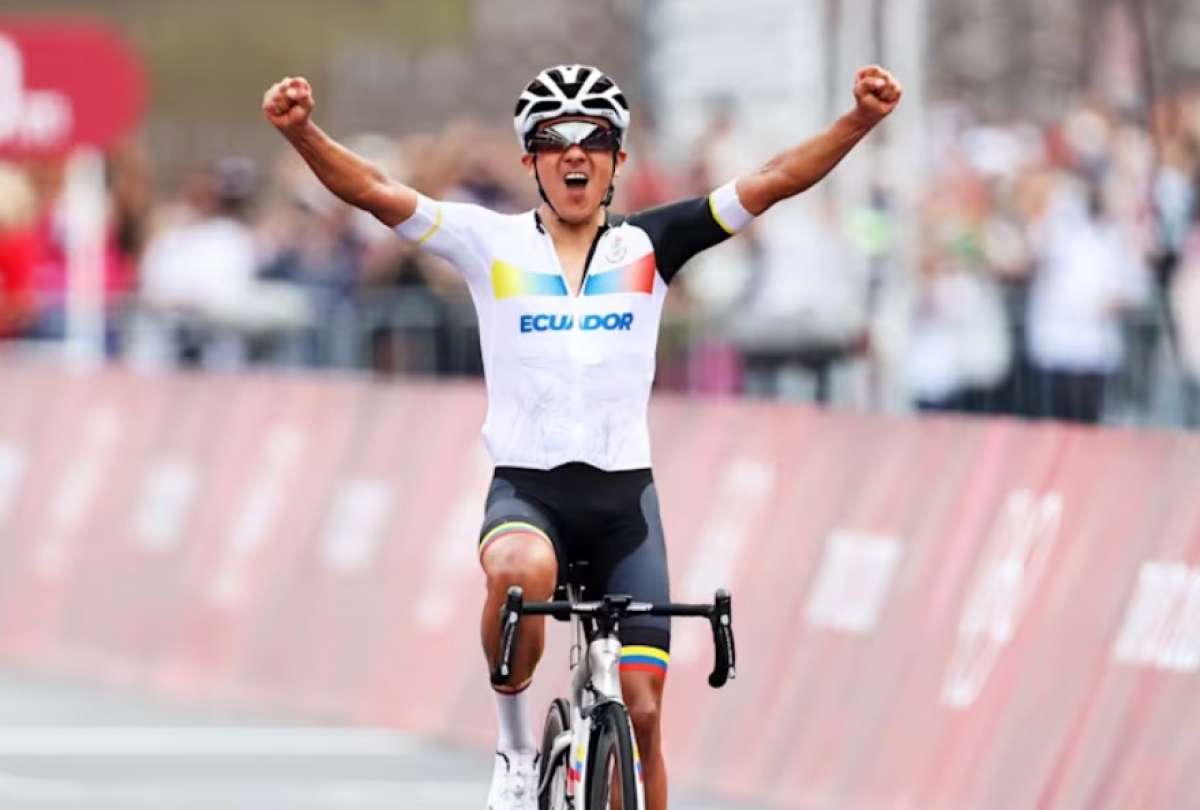 Richard Carapaz sigue firme en el Giro, y la salida de Roglic le da esperanzas de subir.