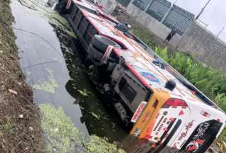 La mitad de bus terminó sumergida en el agua acumulada. 