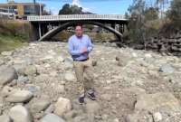 El alcalde de Cuenca, Cristian Zamora, realizó un reporte desde el río Tomebamba. Allí instó a los cuencanos a ahorrar agua 