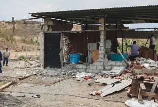 En Guayaquil, las autoridades demolieron cuatro casas que se utilizaban como centro de operación de grupos de delincuencia en Socio Vivienda 3. 