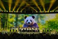 Artistas ponen en escena un coro durante la conferencia Global Panda Partners 2024, en Chengdu, en la provincia de Sichuan. 