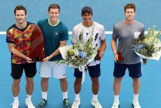 Koolhof, Skupski, Escobar y Behar, luego de disputar la final en dobles, en Adelaida.