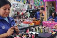 En el centro de Cuenca identificaron un local en el que vendían cosméticos sin registro sanitario. Más de 4.225 productos fueron retirados del mercado. 