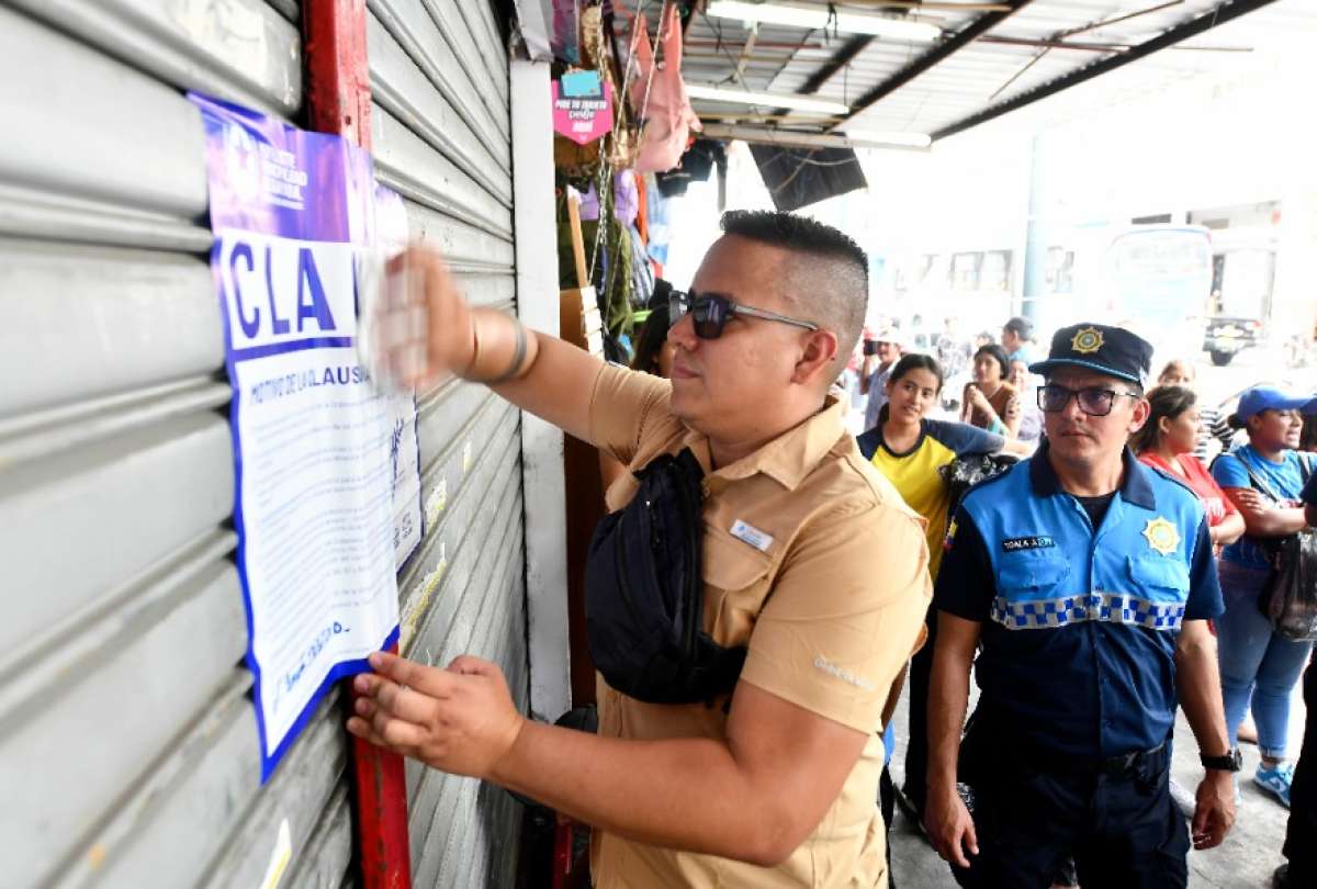 Locales sin permisos municipales, ni patentes ni aval de bomberos fueron clausurados y notificados en el centro de Guayaquil.
