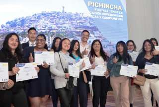 Jóvenes recibieron sus becas dentro del programa de apoyo económico. 