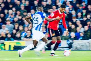 Moisés Caicedo jugó como lateral derecho ante el Manchester United