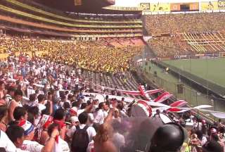 Los hinchas de Liga no podrán entrar al estadio Monumental en el duelo con Barcelona SC.