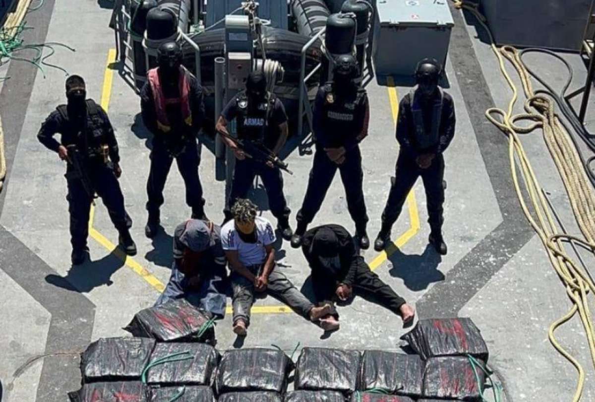 Las tres personas habían sido capturadas en una "narcolancha" con 1,6 toneladas de droga.