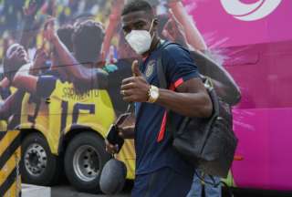 Félix Torres es titular en el equipo tricolor. Aquí, en su arribo al estadio.