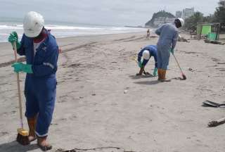 Personal de Petroecuador continúa en la limpieza de las playas esmeraldeñas.