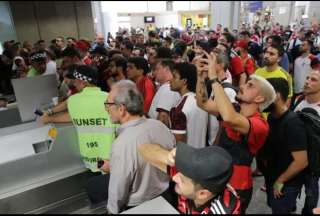 Los hinchas del Flamengo se quedaron varados en el aeropuerto de Río de Janeiro. 