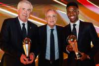 Carlo Ancelotti (izq.) y Vinicius Jr. (der.), del Real Madrid, ganaron como mejor director técnico y mejor jugador, en ese orden. 