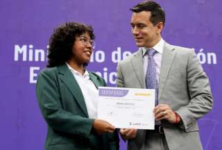 El presidente Daniel Noboa entregó certificados laborales a jóvenes que acceden por primera vez al mercado laboral. 