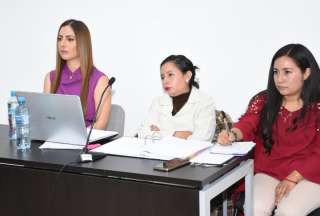 Lucía Jaramillo (izq.) estuvo presente en la audiencia oral de pruebas y alegatos contra Aquiles Alvarez por violencia política de género.