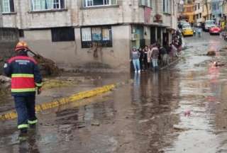 El Cuerpo de Bomberos atendió una emergencia por acumulación de agua en la Lucha de los Pobres.