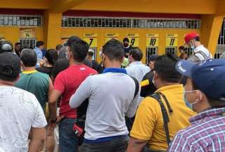 Hinchas  de Emelec, en los exteriores del estadio Capwell