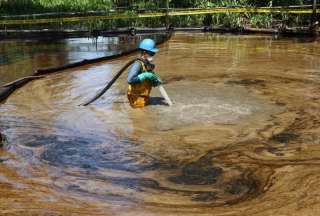 Ministerio de Ambiente vigila la limpieza del río Shushufindi. 