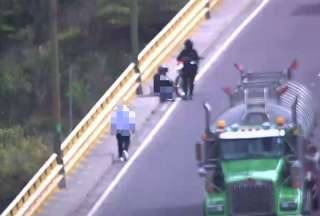 Efectivos policiales colaboraron para resguardar a una persona que habría intentado quitarse la vida en el puente del Chiche