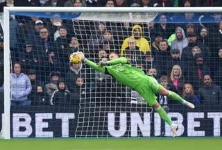 Portero de Fulham empujó a un pasabolas y tuvo que disculparse