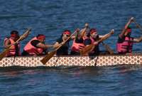 Mujeres sobrevivientes de cáncer de mama participan en la celebración del Día del Bote del Dragón. 