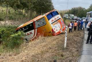 Un autobús terminó a un costado de la vía, tras accidente en Naranjal. 