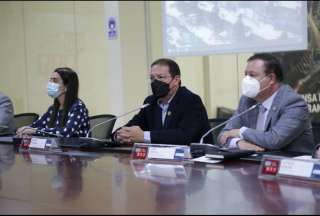 Santiago Guarderas (centro), alcalde de Quito, junto con Juan Zapata (der.), presidente del COE Nacional, en una conferencia de prensa
